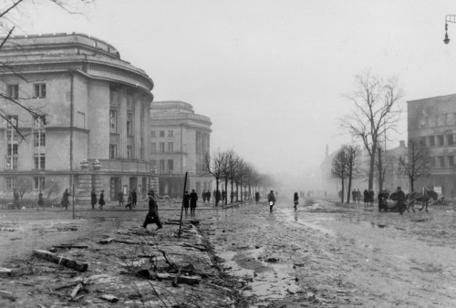 218---vwwxPZs---Estonia-avenue-after-an-air-raid-1944.jpg