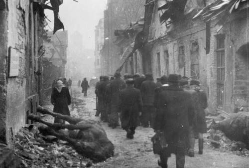 224---0PD5LBH---NSFW-Ruins-cleaners-going-to-their-lunch-break-from-the-Uus-street-1944.jpg